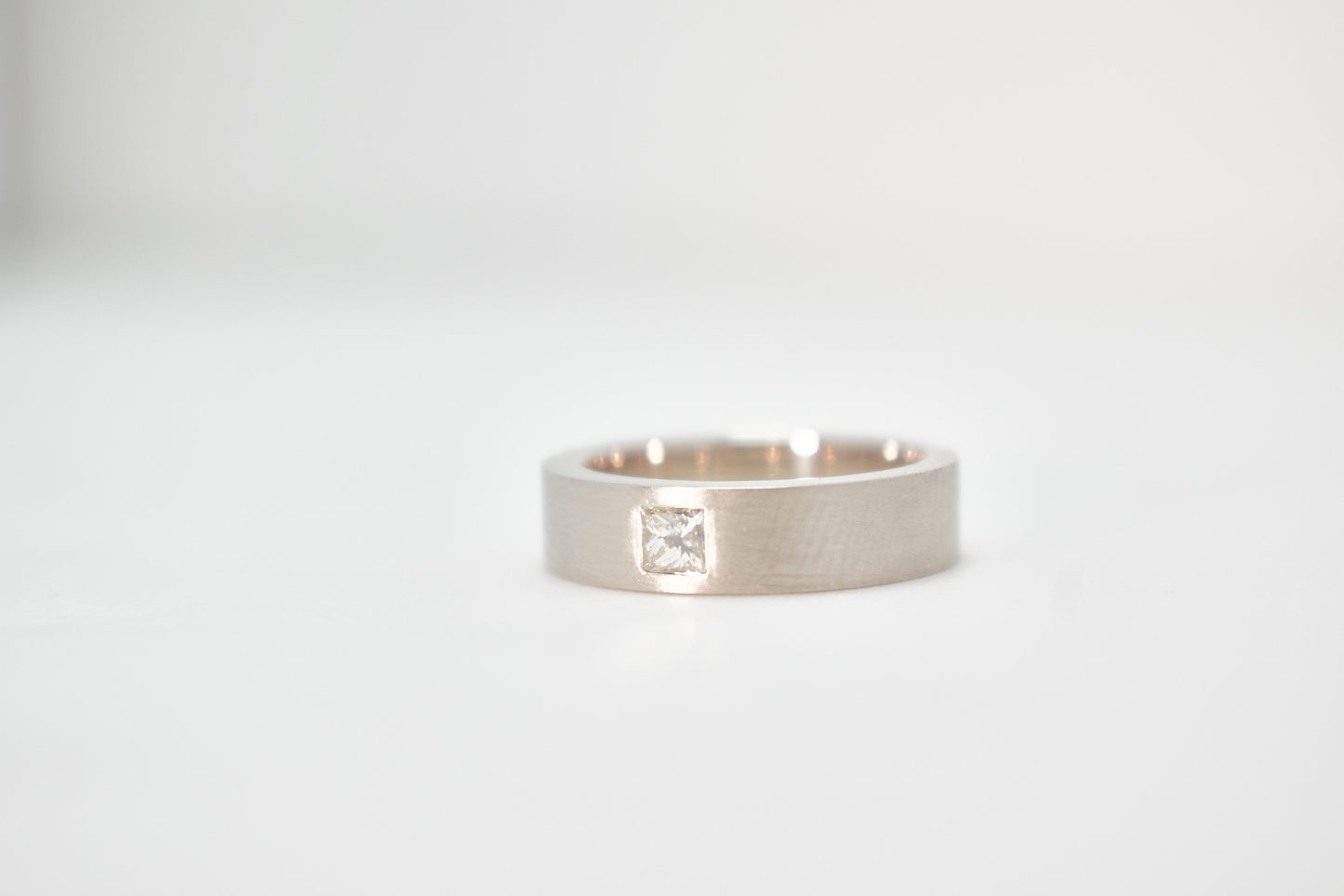 Nhẫn vàng và kim cương tối giản hoàn thiện mờ