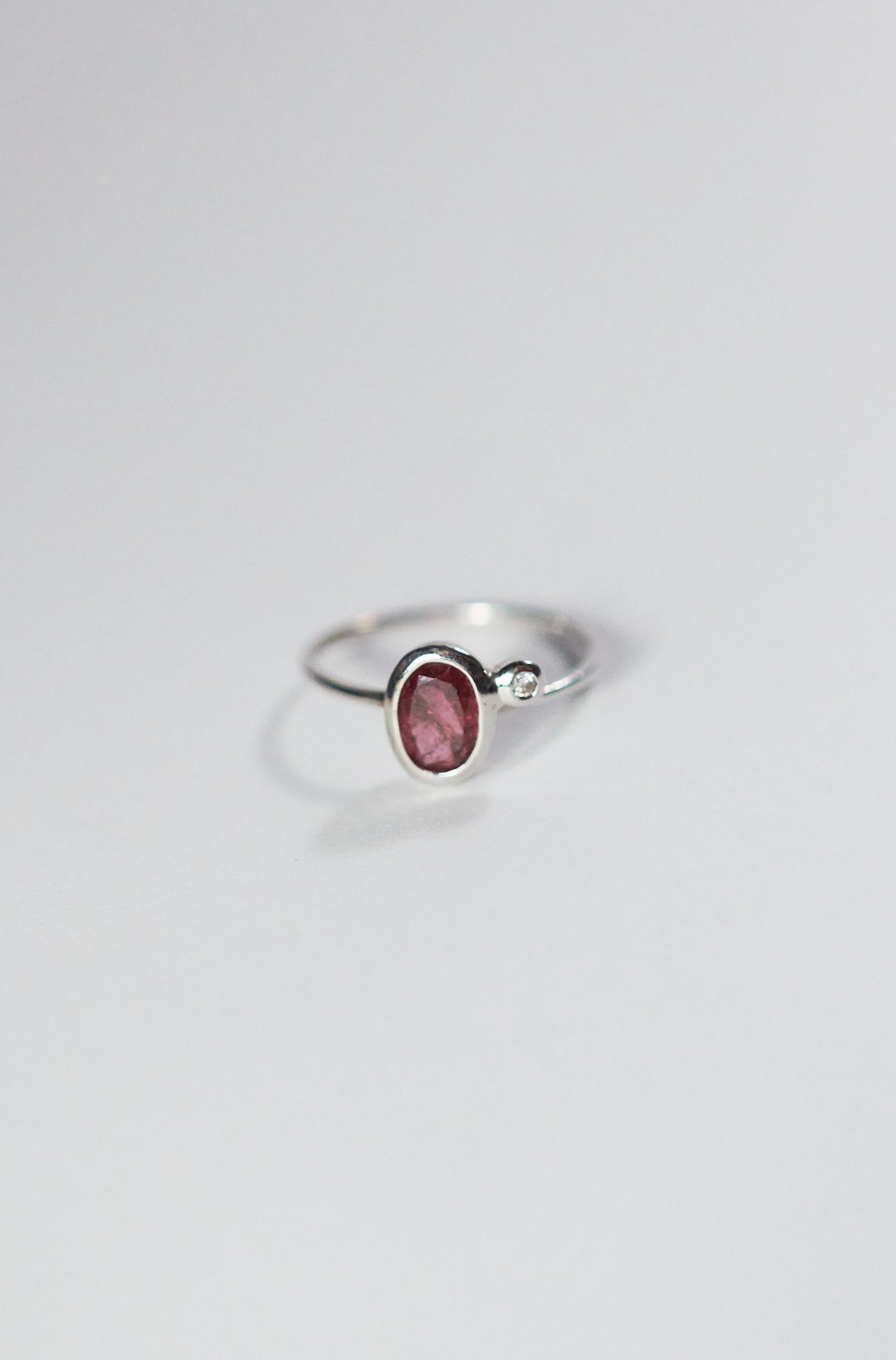 Nhẫn mỏng đính đá Tourmaline và kim cương