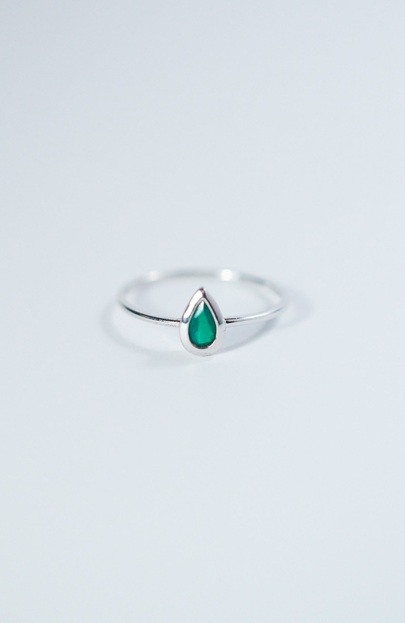 Teardrop Emerald & White gold Skinny Ring