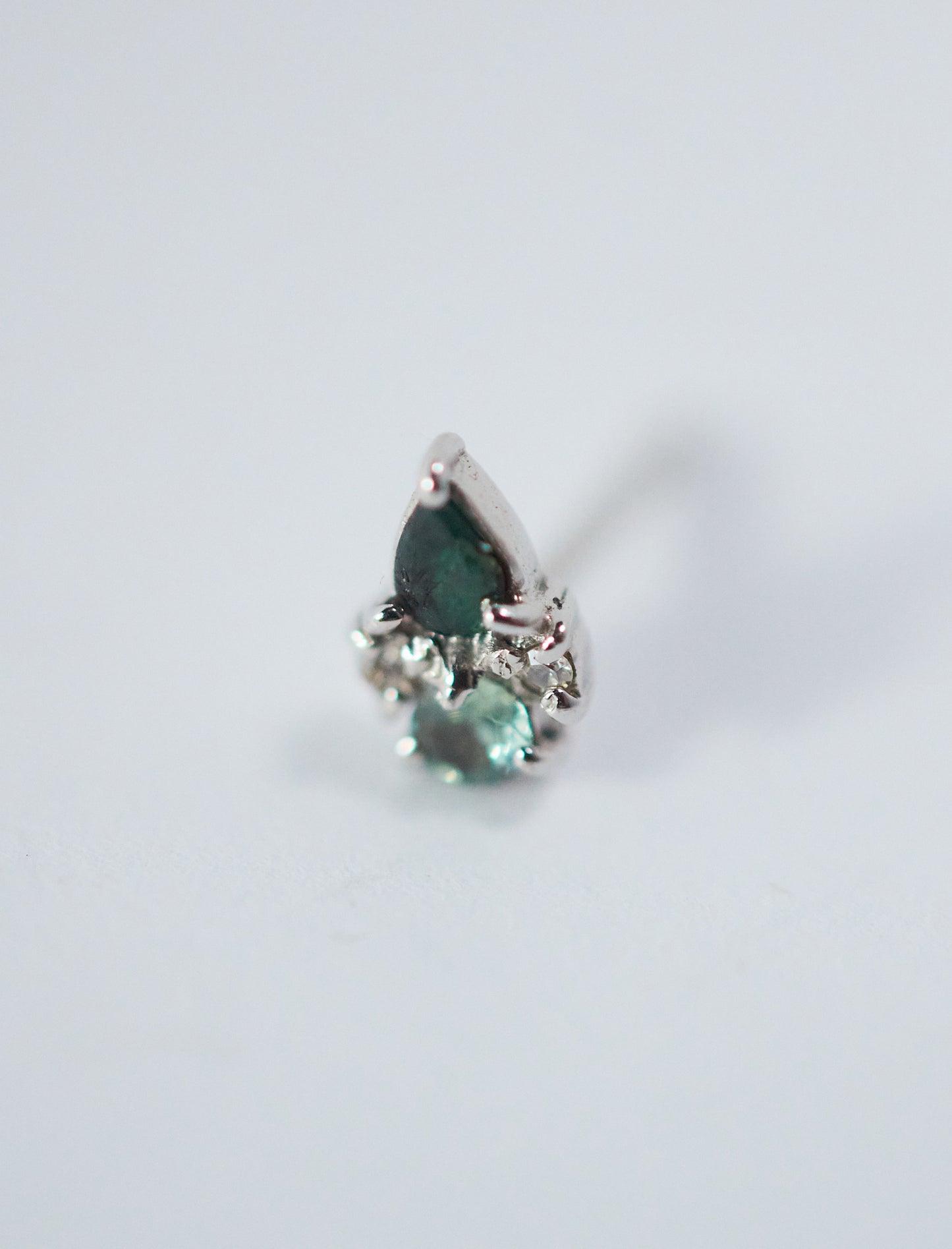 Hoa tai đính hạt giấy