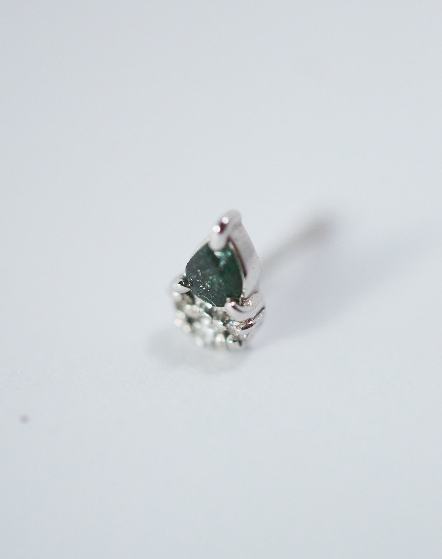 Hoa tai đính hạt giấy