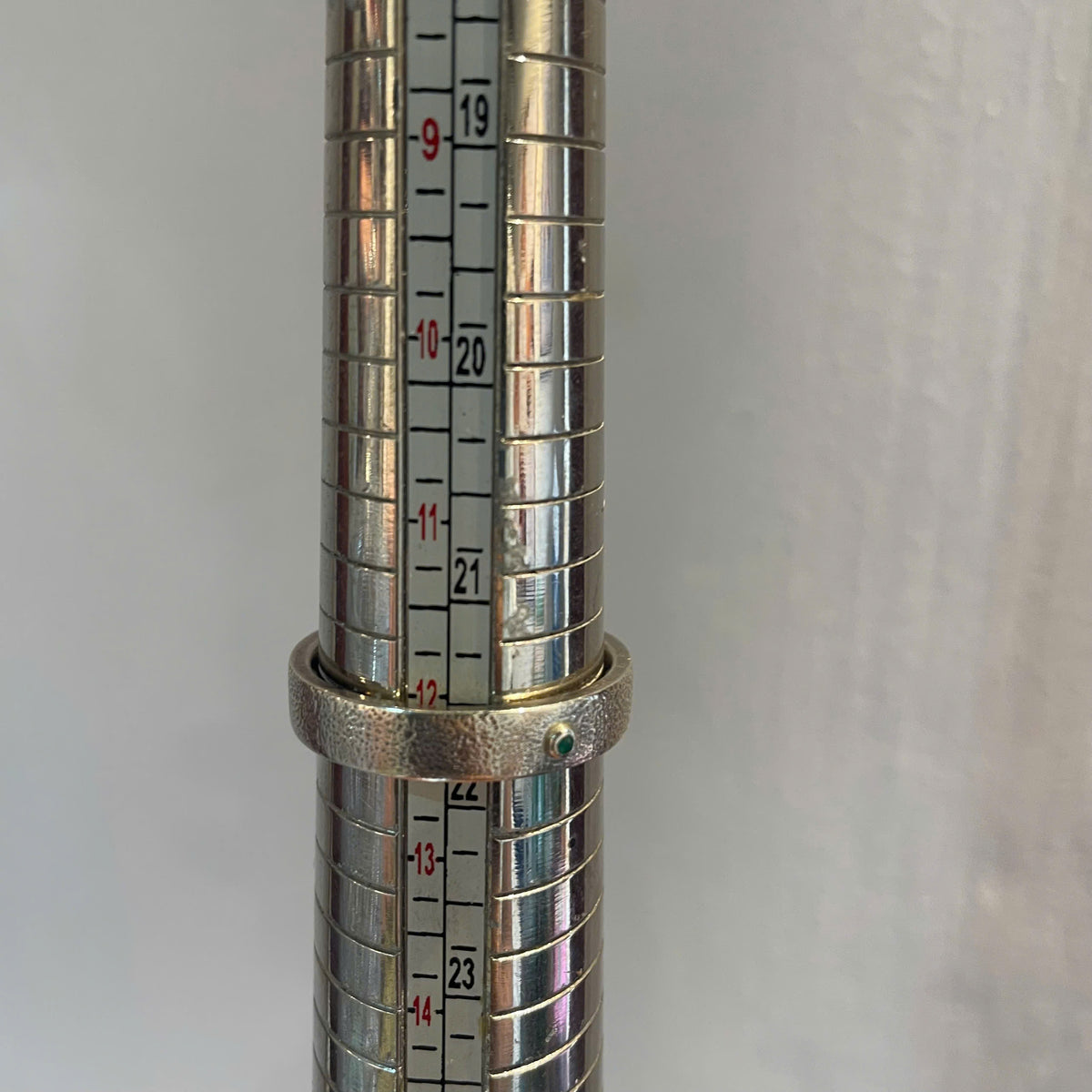 Nhẫn bạc Sterling đính ngọc lục bảo