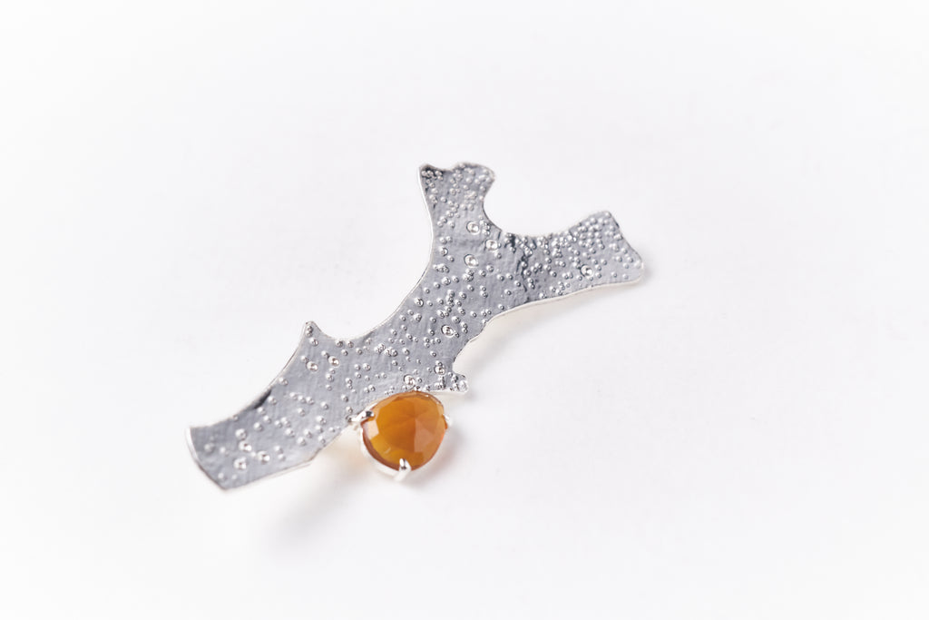 Trâm cài san hô đính đá Carnelian.