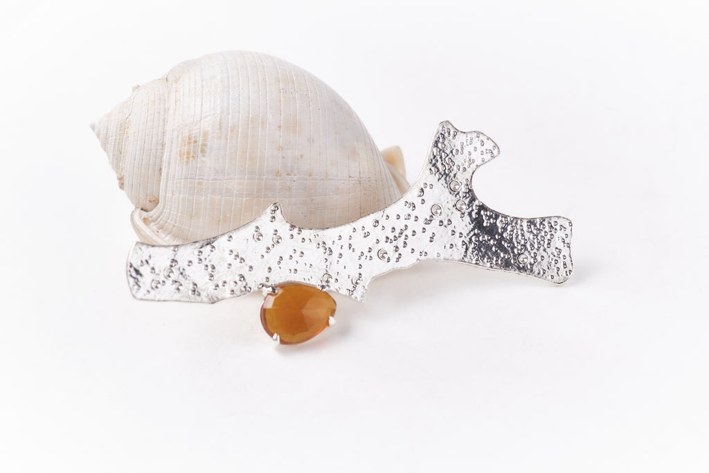 Trâm cài san hô đính đá Carnelian.