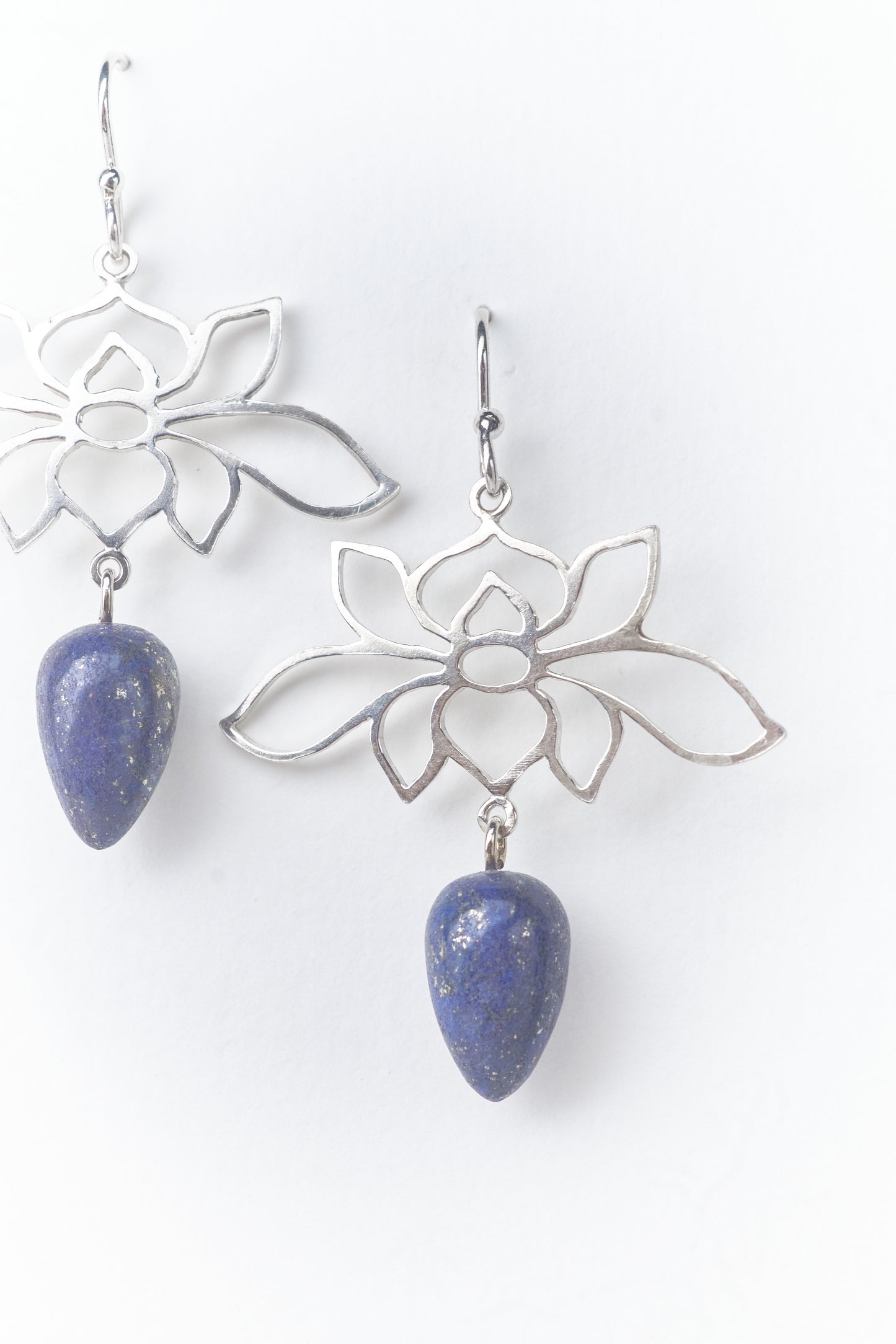Bông tai hình hoa sen bằng đá lapis lazuli