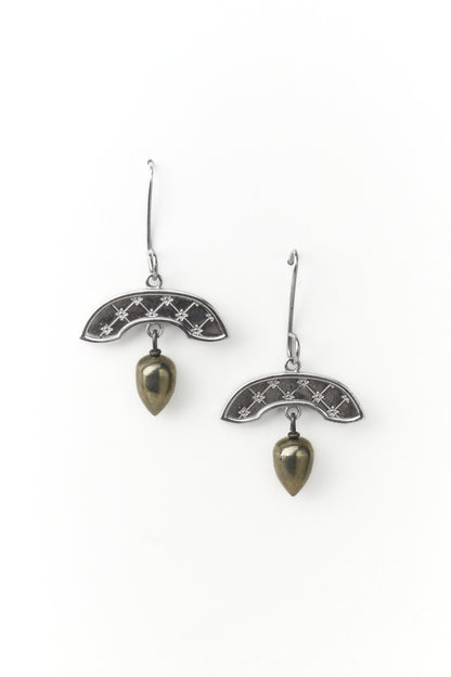 Bông tai Khanh với mặt dây chuyền đá hemetite bằng bạc sterling.