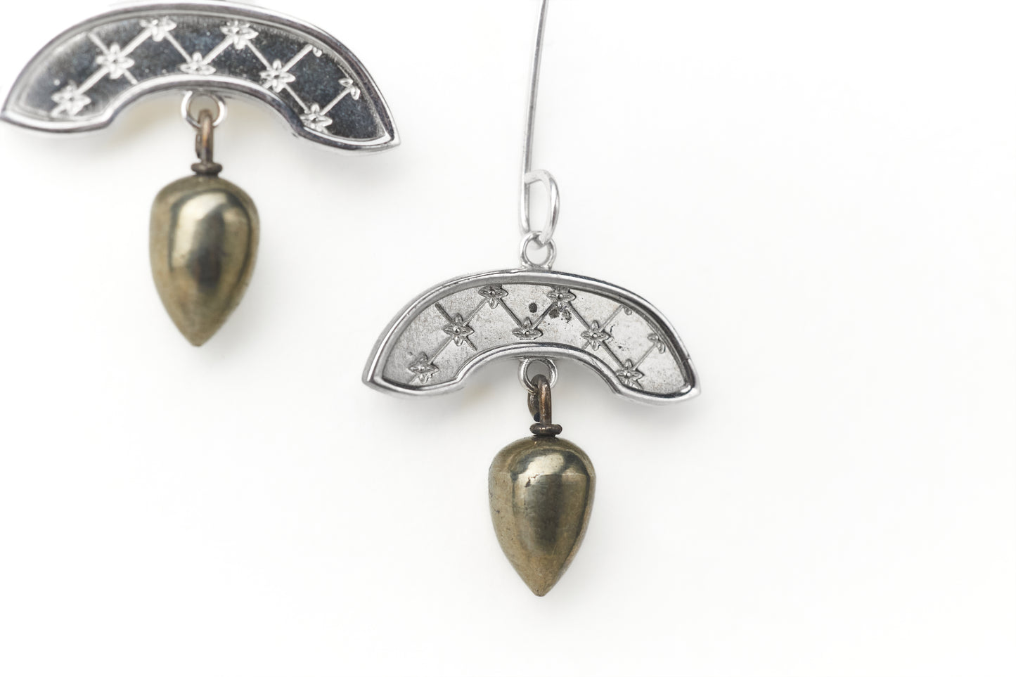 Bông tai Khanh với mặt dây chuyền đá hemetite bằng bạc sterling.
