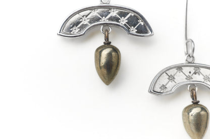 Bông tai Khanh với mặt dây chuyền đá hemetite bằng bạc sterling.