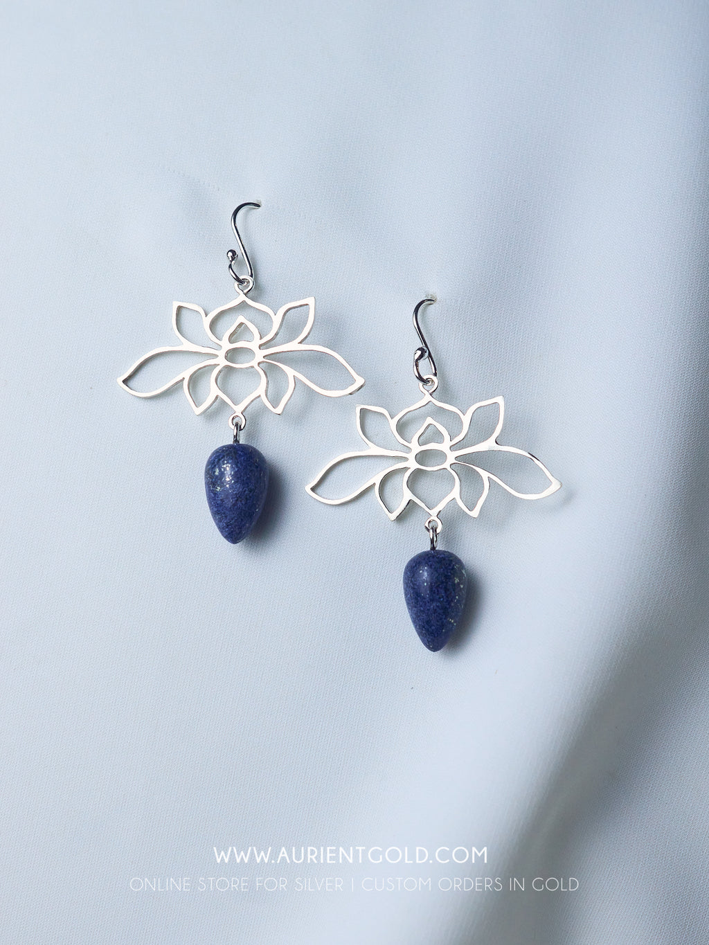 Hoa tai hình hoa sen đính đá Lapiz Lazuli.