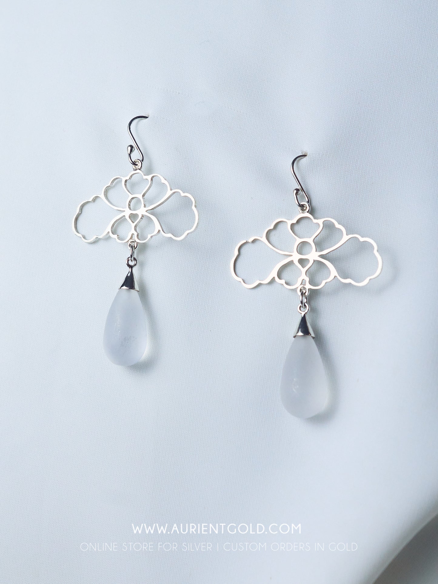 Hoa Cuc Earrings With Frosted Quartz