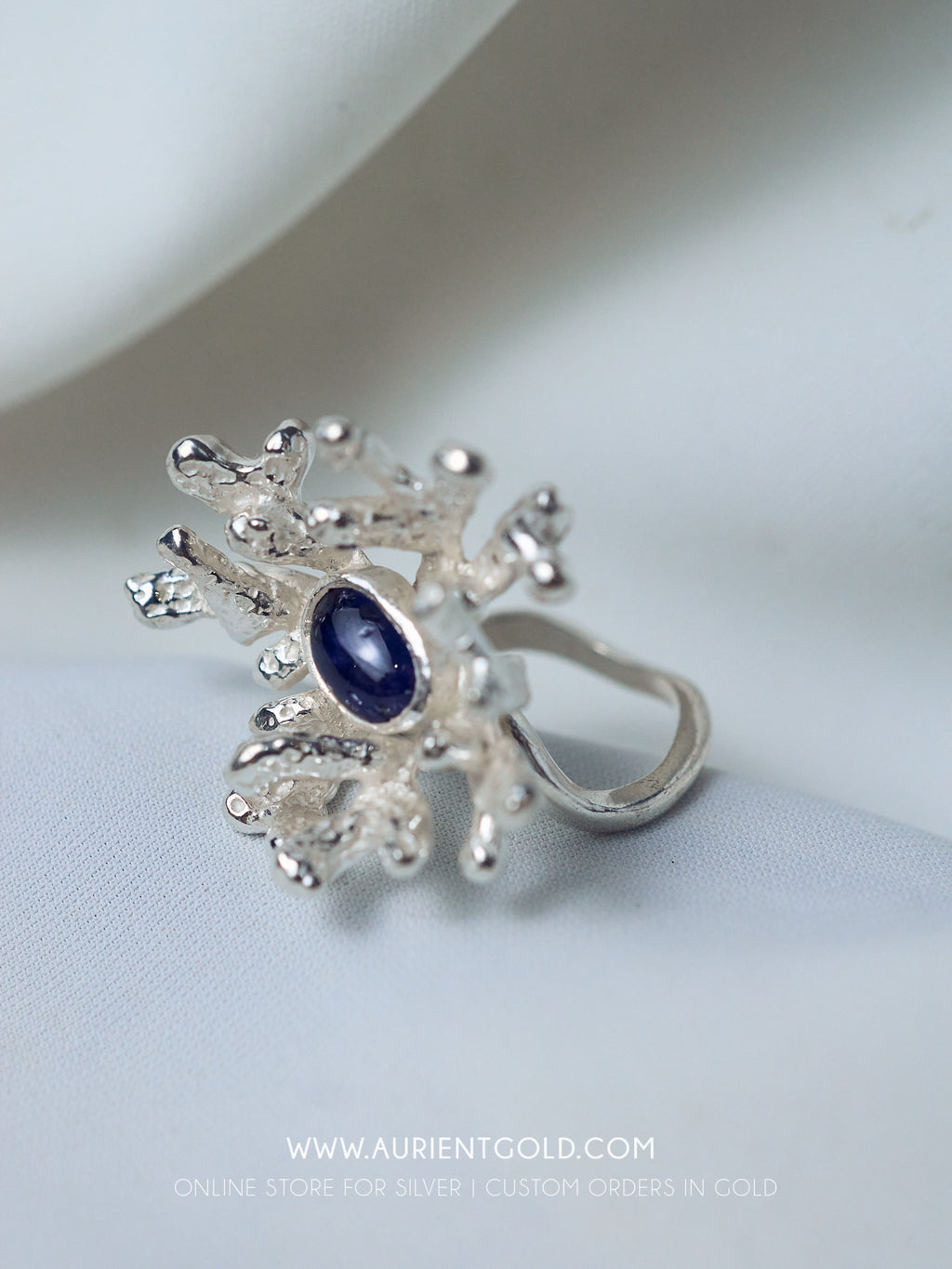 Nhẫn bạc Sterling hình san hô với mặt đá sapphire trắng sữa cắt kiểu cabochon.