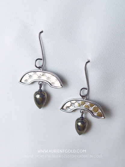 Bông tai Khanh với mặt dây chuyền đá hemetite bằng bạc sterling.