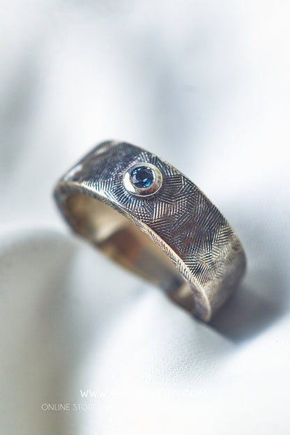 Nhẫn nam khắc họa tiết và đính đá Topaz.