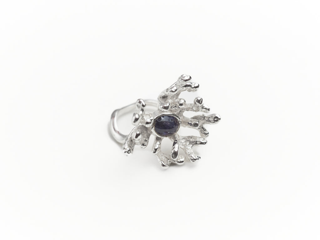 Nhẫn bạc Sterling hình san hô với mặt đá sapphire trắng sữa cắt kiểu cabochon.