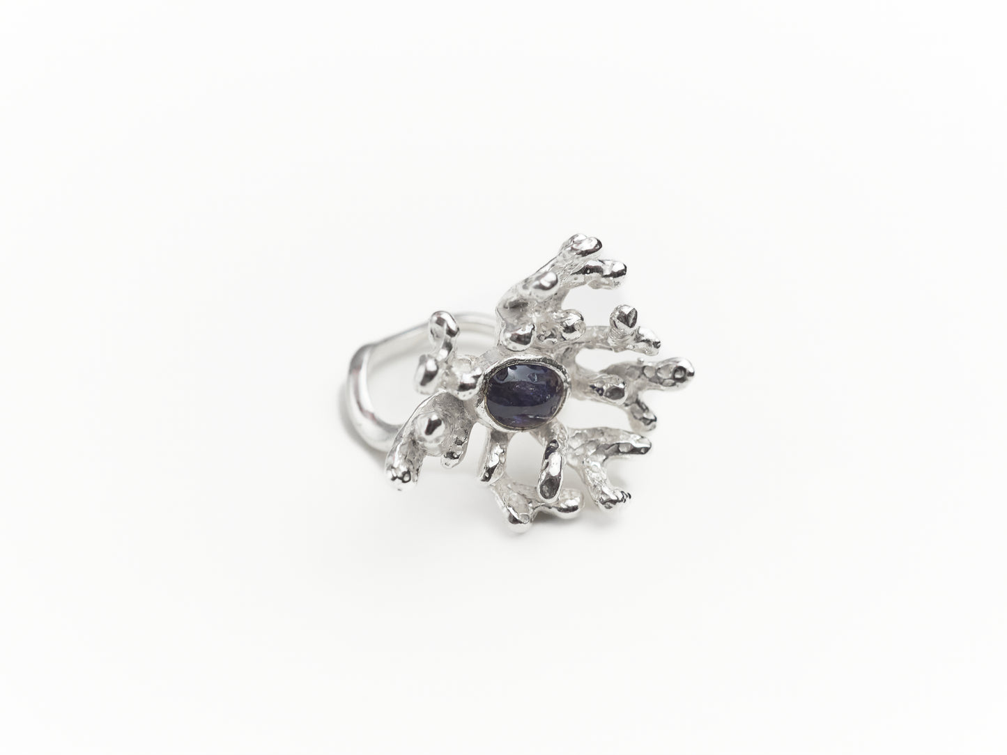 Nhẫn bạc Sterling hình san hô với mặt đá sapphire trắng sữa cắt kiểu cabochon.