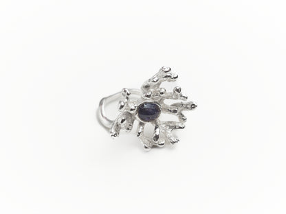 Nhẫn bạc Sterling hình san hô với mặt đá sapphire trắng sữa cắt kiểu cabochon.