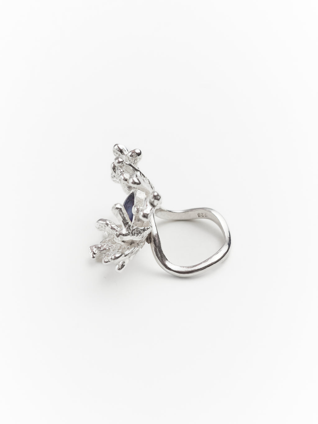 Nhẫn bạc Sterling hình san hô với mặt đá sapphire trắng sữa cắt kiểu cabochon.