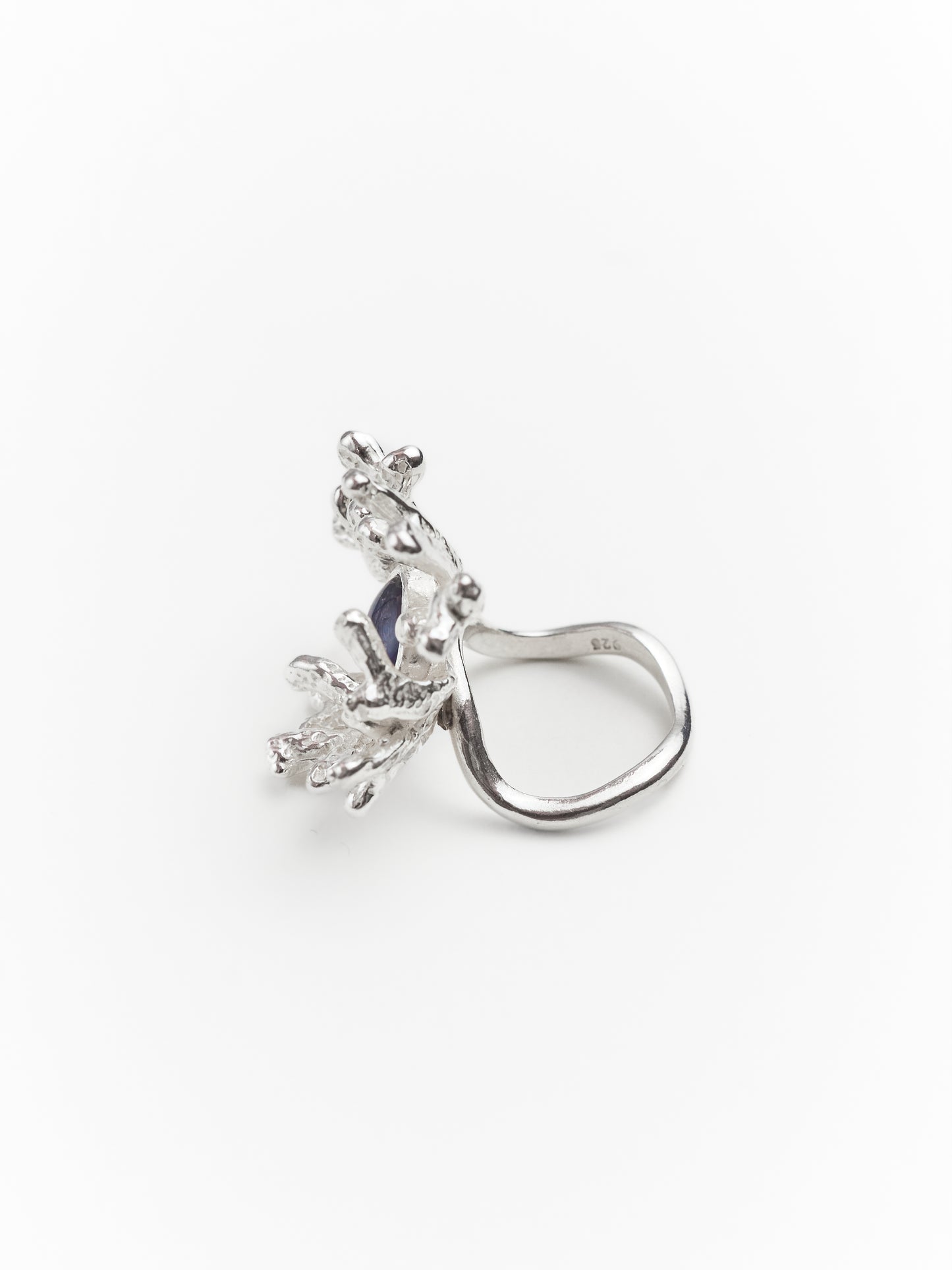 Nhẫn bạc Sterling hình san hô với mặt đá sapphire trắng sữa cắt kiểu cabochon.