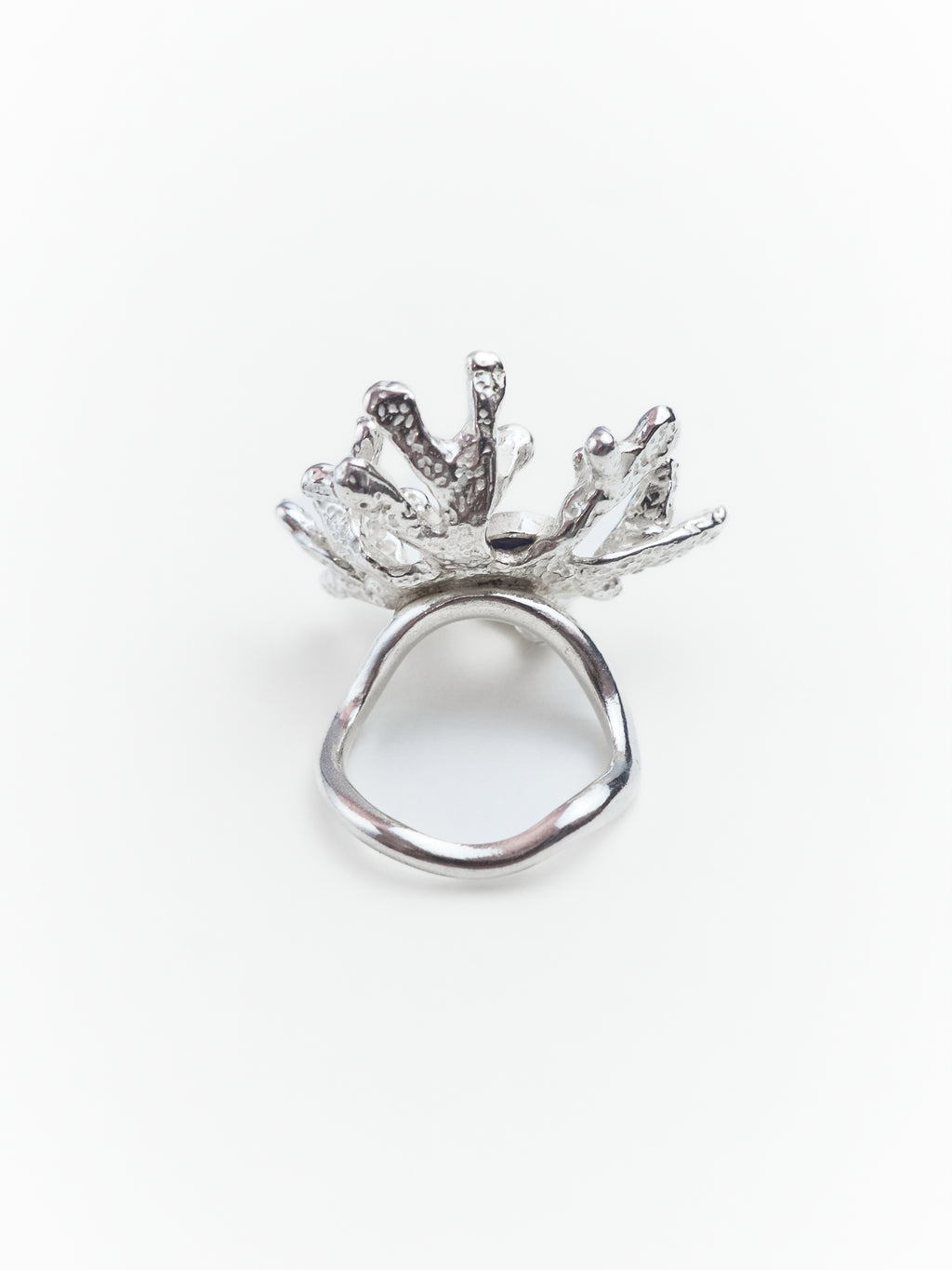 Nhẫn bạc Sterling hình san hô với mặt đá sapphire trắng sữa cắt kiểu cabochon.