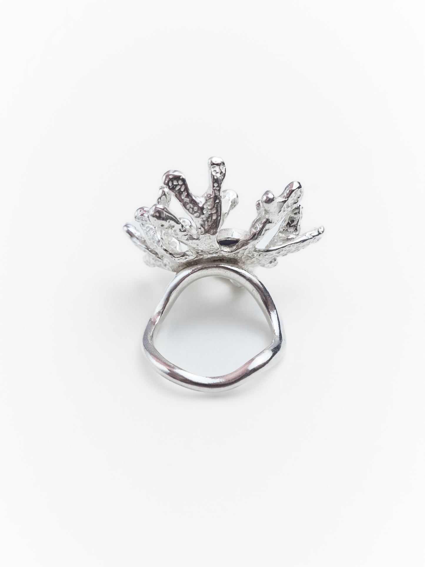 Nhẫn bạc Sterling hình san hô với mặt đá sapphire trắng sữa cắt kiểu cabochon.