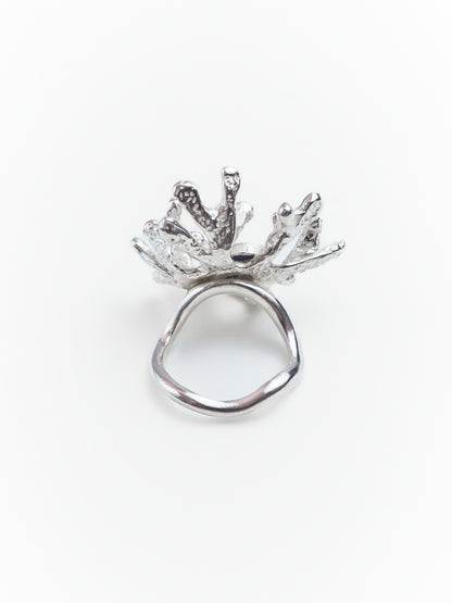 Nhẫn bạc Sterling hình san hô với mặt đá sapphire trắng sữa cắt kiểu cabochon.