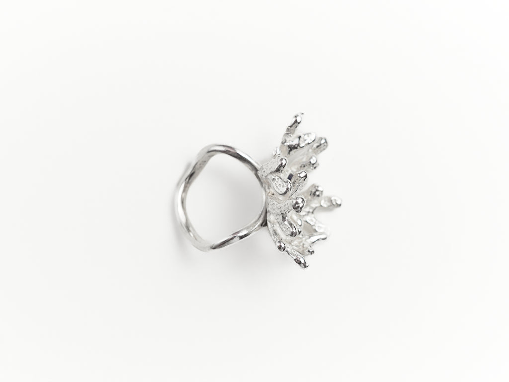 Nhẫn bạc Sterling hình san hô với mặt đá sapphire trắng sữa cắt kiểu cabochon.