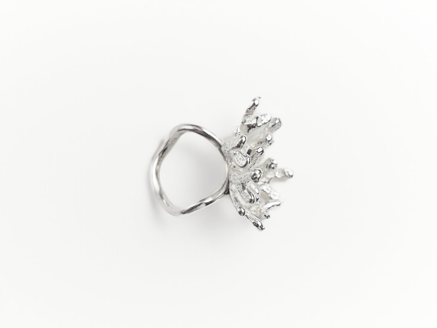 Nhẫn bạc Sterling hình san hô với mặt đá sapphire trắng sữa cắt kiểu cabochon.