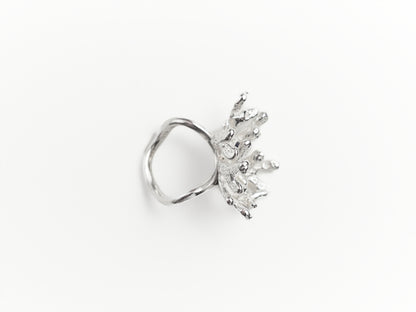 Nhẫn bạc Sterling hình san hô với mặt đá sapphire trắng sữa cắt kiểu cabochon.