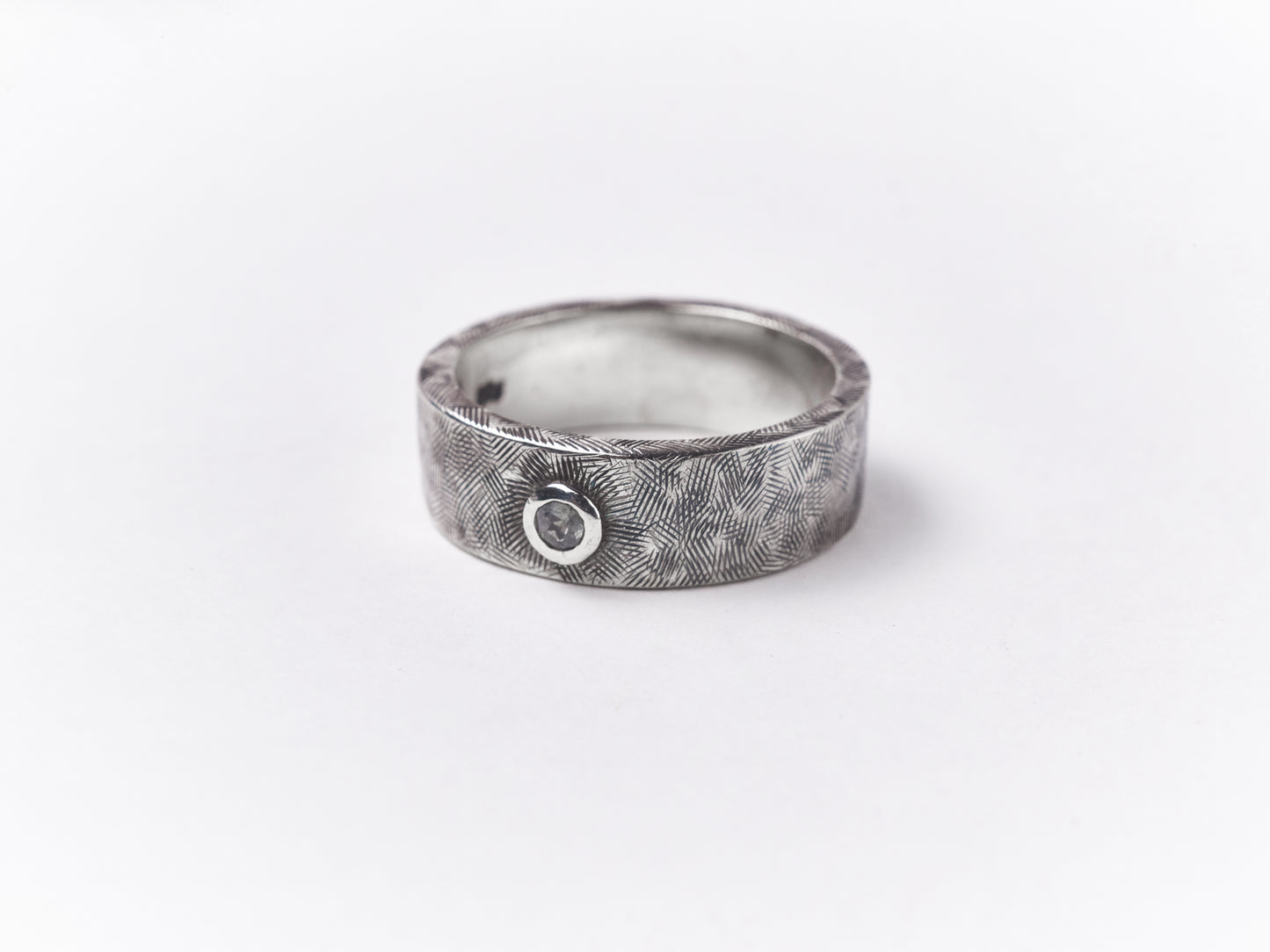 Nhẫn nam khắc họa tiết và đính đá Topaz.
