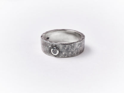 Nhẫn nam khắc họa tiết và đính đá Topaz.