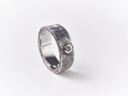 Nhẫn nam khắc họa tiết và đính đá Topaz.