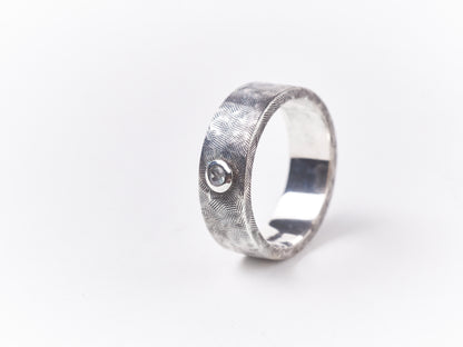Nhẫn nam khắc họa tiết và đính đá Topaz.