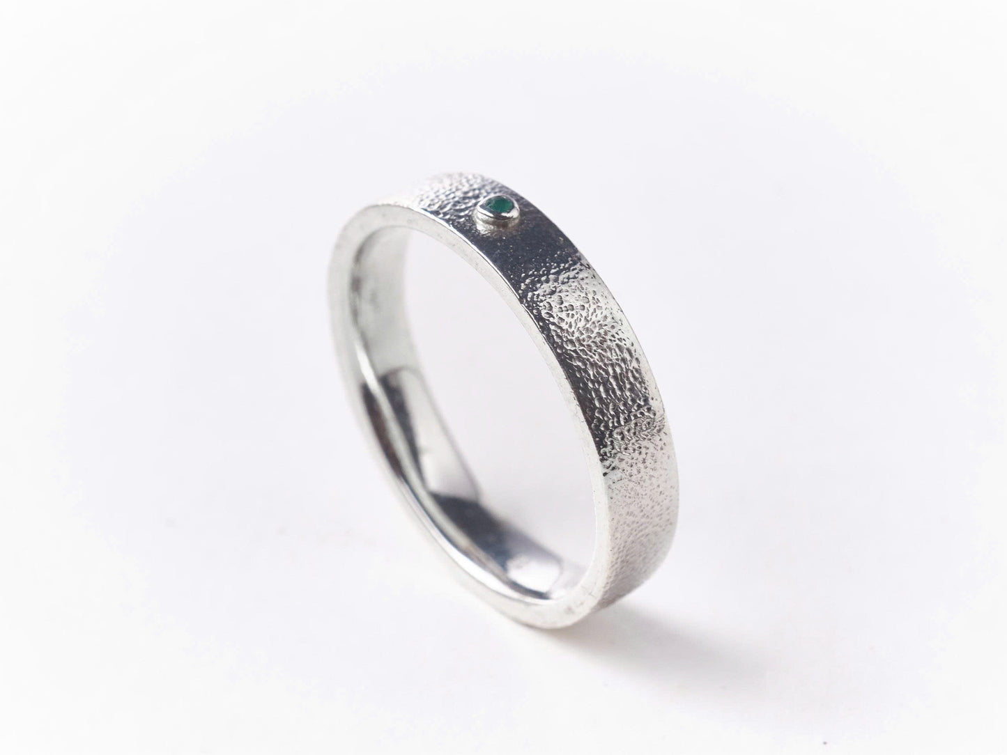 Nhẫn bạc Sterling đính ngọc lục bảo